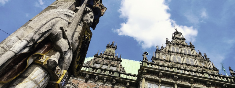 Zusammen mit dem Rathaus gehört der Bremer Roland zum Welterbe.