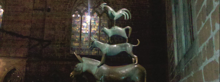 Selbst in der Nacht sind die vier Tiere nicht zu übersehen.