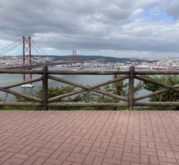 Aussicht auf die Brücke des 25. April von der Statue Cristo Rei aus.
