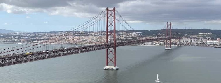 Die Ponte 25 de Abril verbindet Lissabon und Almada miteinander.