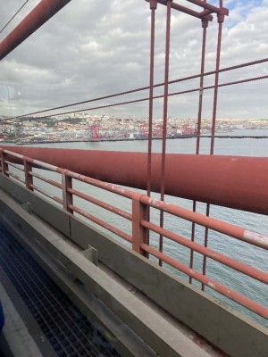 Die Brücke ist lediglich mit einem Verkehrsmittel befahrbar.