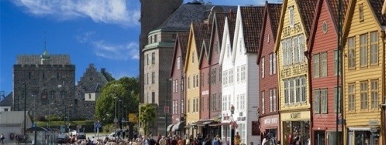 Die berühmten bunten Hausfassaden von Bryggen