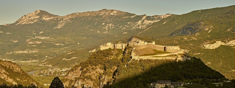 Die Lage der Burg Beseno garantiert einen Panoramablick über das Etschtal im Trentino.
