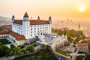Von der Burg hast du einen tollen Ausblick über die slowakische Hauptstadt Bratislava.