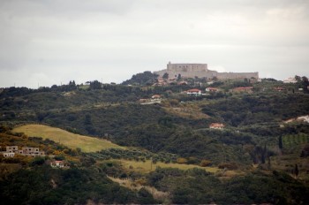 Der Blick vom Meer auf Küste und Burg
