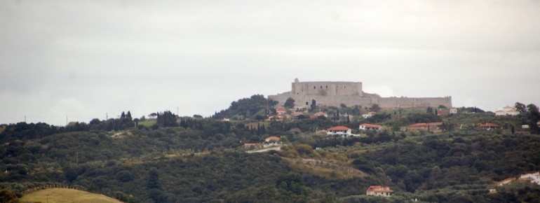 Der Blick vom Meer auf Küste und Burg