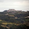 Der Blick vom Meer auf Küste und Burg