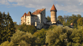 Die Burg Clam thront auf einer Anhöhe über dem Donautal.