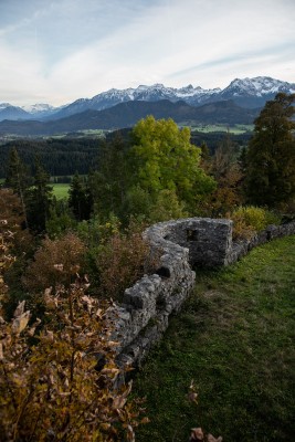 Von der Aussichtsplattform der Burgruine Eisenberg eröffnet sich ein weiter Blick über Zell, Pfronten und die Allgäuer Bergwelt.