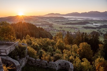 onnenaufgang auf der Burgruine Eisenberg Eisenberg.