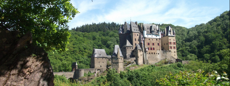 Die Burg Eltz kennzeichnet eine unvergleichliche Architektur und eine originale Einrichtung aus acht Jahrhunderten.