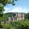 Die Burg Eltz kennzeichnet eine unvergleichliche Architektur und eine originale Einrichtung aus acht Jahrhunderten.