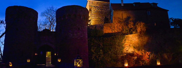 Die mystische Gamburg bei Nacht.