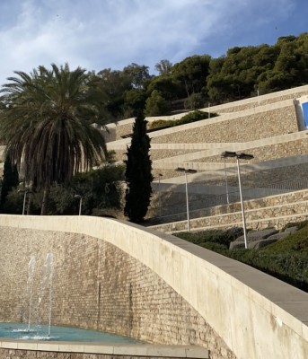 Der Aufstieg zur Burgruine ist großzügig und breit angelegt.