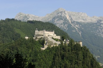 Die Burg thront auf einem 113 Meter hohen Felskegel.