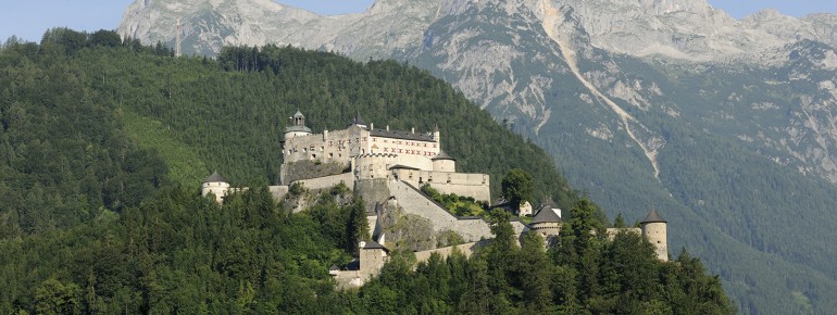 Die Burg thront auf einem 113 Meter hohen Felskegel.