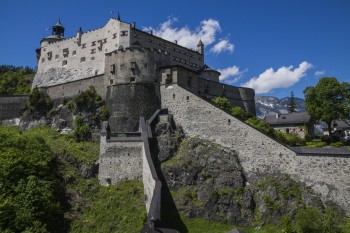 Die Burg thront auf einem 113 Meter hohen Felskegel.