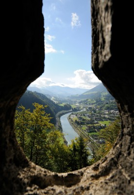 Blick auf den Alpenfluss Salzach.