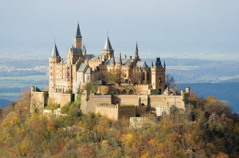 Die Gipfelburg Hohenzollern liegt auf 855 Metern Höhe.