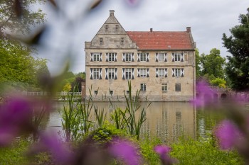 Die Burg Hülshoff liegt inmitten einer idyllischen Parkanlage.