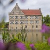 Die Burg Hülshoff liegt inmitten einer idyllischen Parkanlage.