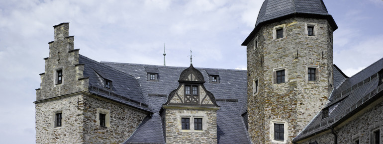 Der Hauptflügel der Burg mit seinen vier Ecktürmen ist ein bedeutendes Beispiel der Renaissance-Schlossarchitektur Mitteldeutschlands.