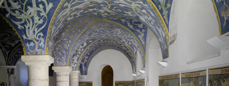 Der Orlamünde-Saal weist Architekturelemente des Jugendstils und Historismus auf.