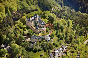 Die ältesten Teile der Burg Lauenstein in Bayern gehen auf das 12. Jahrhundert zurück.