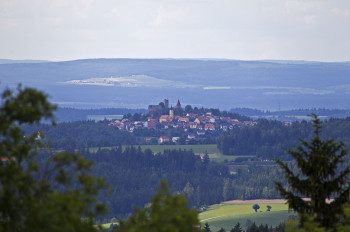 Blick vom Tännesberg auf die Burganlage