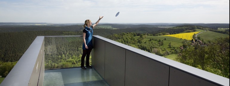 Auf dem Steg der Wünsche kannst du Porzellanteller mit persönlichen Wünschen zerschellen.