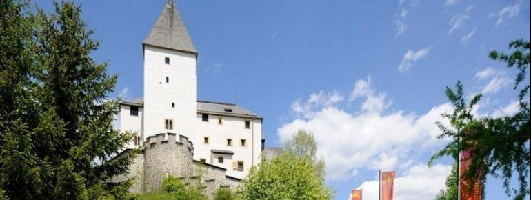 Burg in idyllischer Lage