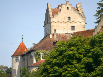 Als weit über die Region Meersburg hinaus bekanntes Wahrzeichen ist die älteste bewohnte Burg Deutschlands eine der Hauptattraktionen am Bodensee.