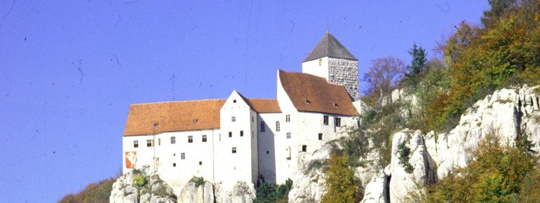 Bekannt ist die Burg für den Fund einer Handschrift des Nibelungenliedes