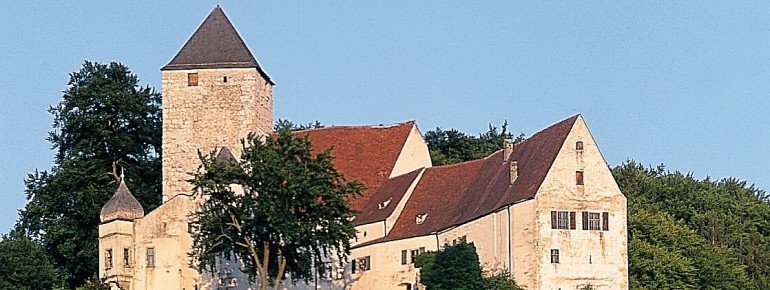 Der 31 Meter hohe Burgfried gehört zu den ältesten Bauteilen der Burg.