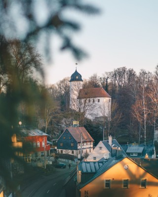 Im Ortsteil Rabenstein befindet sich die gleichnamige kleine Burg.