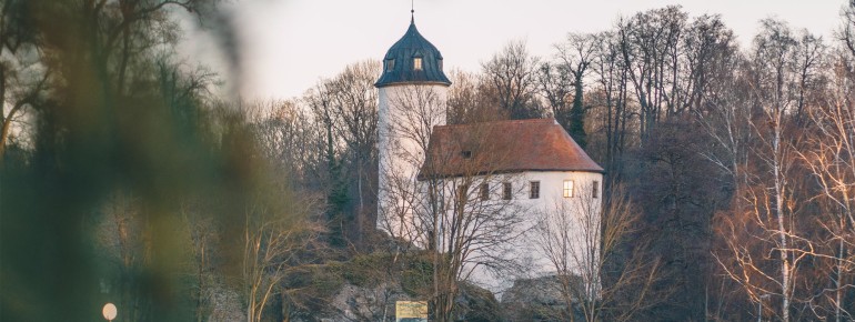 Im Ortsteil Rabenstein befindet sich die gleichnamige kleine Burg.