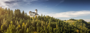Die Burg Rappottenstein thront auf einem Felskegel im Tal des Kleinen Kamp.