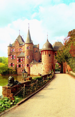 Burg Satzvey ist auch heute noch Wohn- und Stammsitz der Familie der Grafen Beissel von Gymnich.