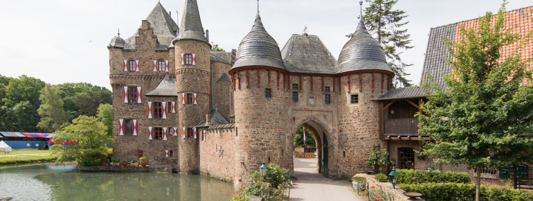 Die Burg Satzvey ist um 1400 entstanden.