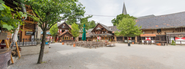 In den Höfen der Burgen finden im Laufe des Jahres verschiedenste Fest statt.