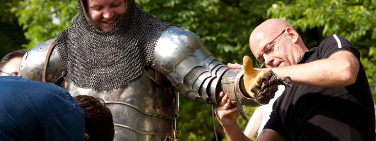 Wer ein echter Ritter sein will, der trägt natürlich Kettenhemd und Rüstung.