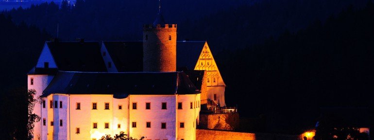 Dank der Abendbeleuchtung ist die Burg gut von Drebach aus sichtbar.