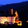 Dank der Abendbeleuchtung ist die Burg gut von Drebach aus sichtbar.