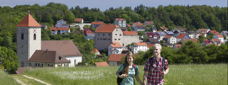 Wanderer vor der Burg Wolfsegg