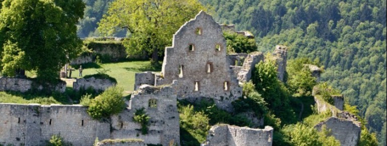 Burgruine Hohenurach: Seit 1765 Ruine und das Wahrzeichen Bad Urachs.