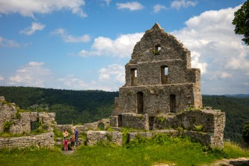Burgruine Hohenurach: Im 11. Jahrhundert von den Grafen von Urach errichtet.