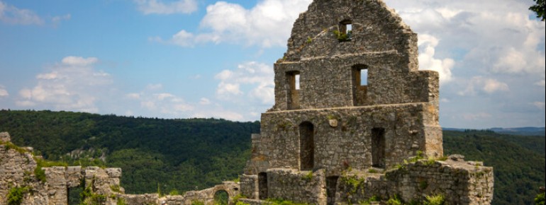 Burgruine Hohenurach: Im 11. Jahrhundert von den Grafen von Urach errichtet.