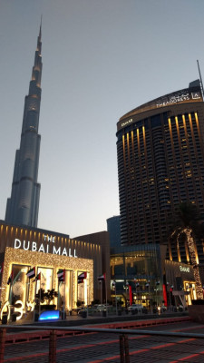 Blick auf den emporragenden Burj Khalifa und die Dubai Mall, eines der größten Einkaufszentren weltweit.