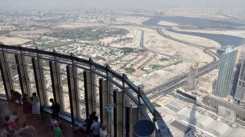 Aussicht von der Plattform "At the Top, Burj Khalifa" auf die Wüstenstadt Dubai