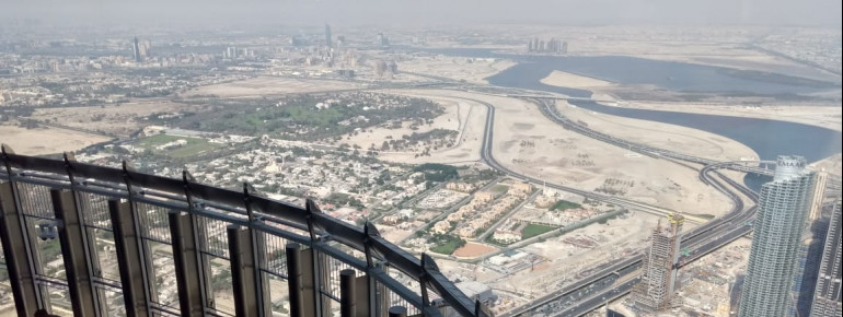 Aussicht von der Plattform "At the Top, Burj Khalifa" auf die Wüstenstadt Dubai